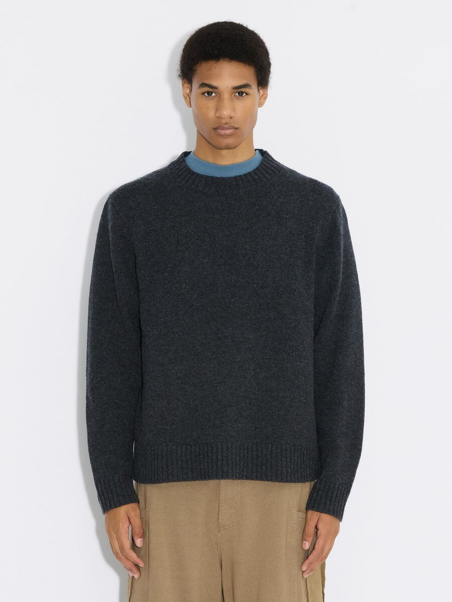 fluffig tröja med logotyp och rund halsringning