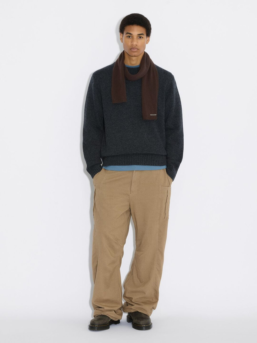 fluffig tröja med logotyp och rund halsringning