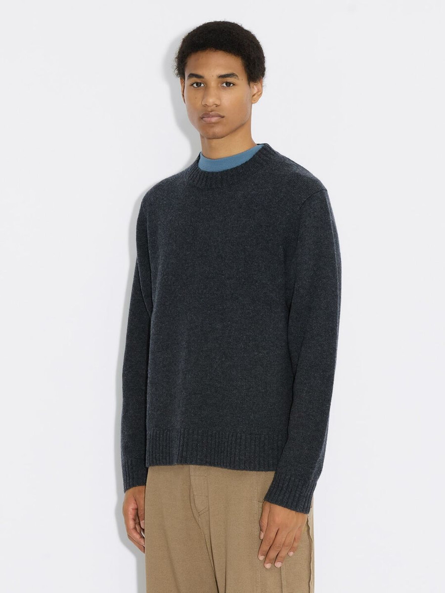 fluffig tröja med logotyp och rund halsringning